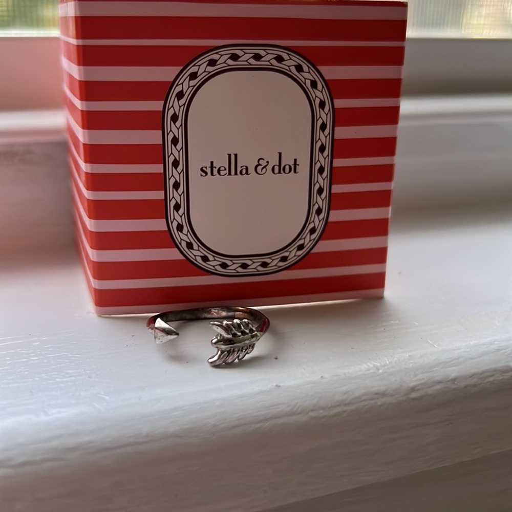 Stella & Dot silver arrow ring